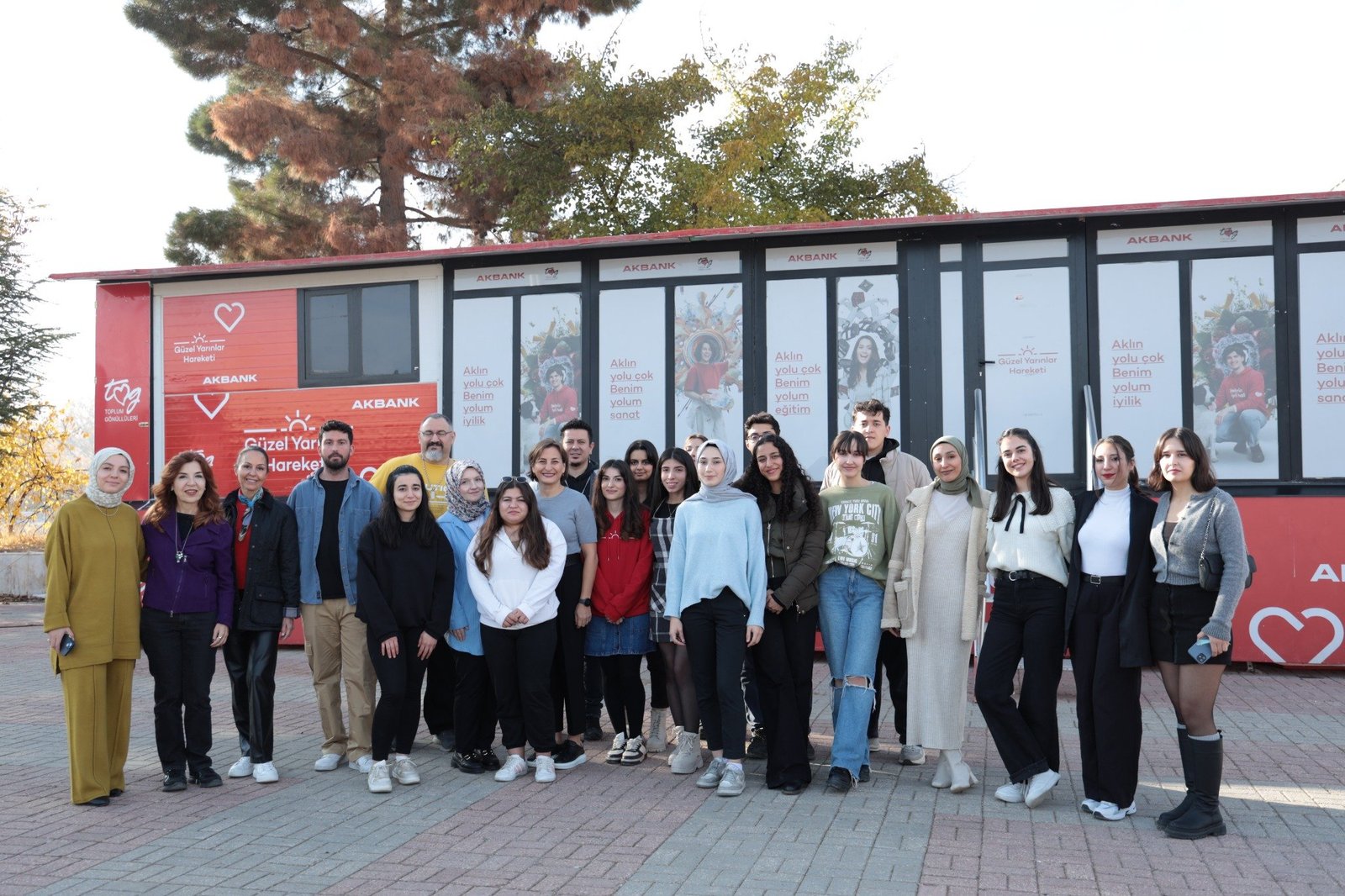 Akbank ‘Güzel Yarınlar Hareketi’ Deprem Bölgesindeki Gençlerin Yanında